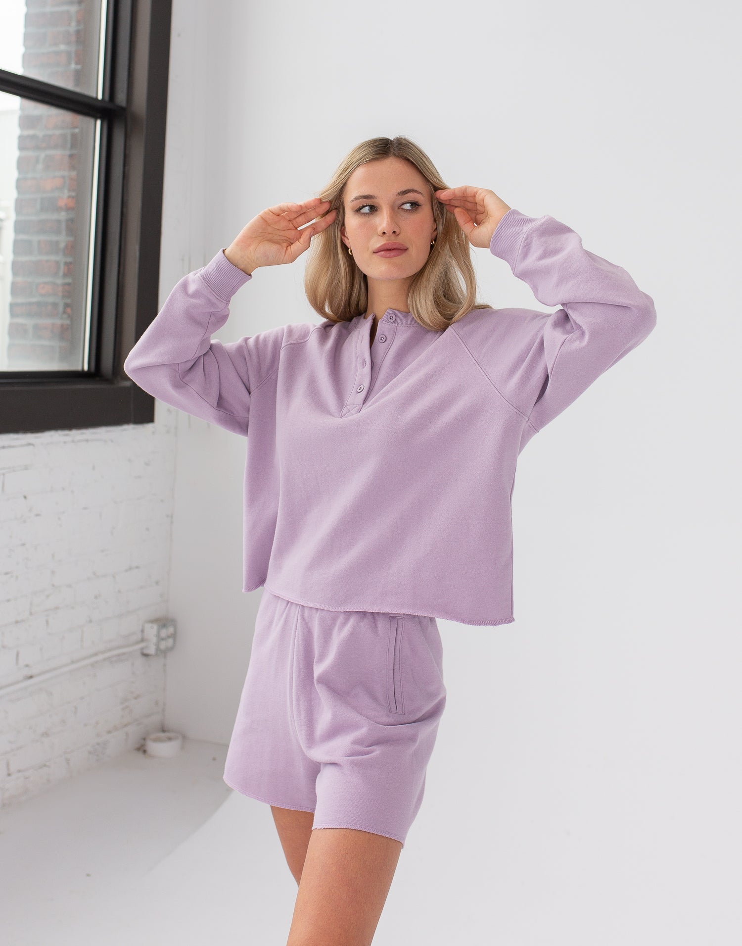 CROP HENLEY SWEATSHIRT / LAVENDER FROST | Yoga Jeans